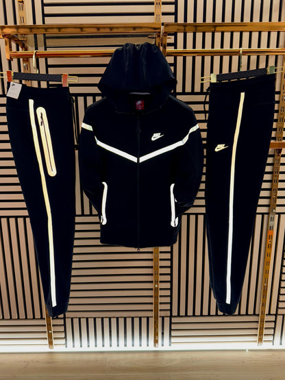 CHANDAL NIKE TECH NEGRO